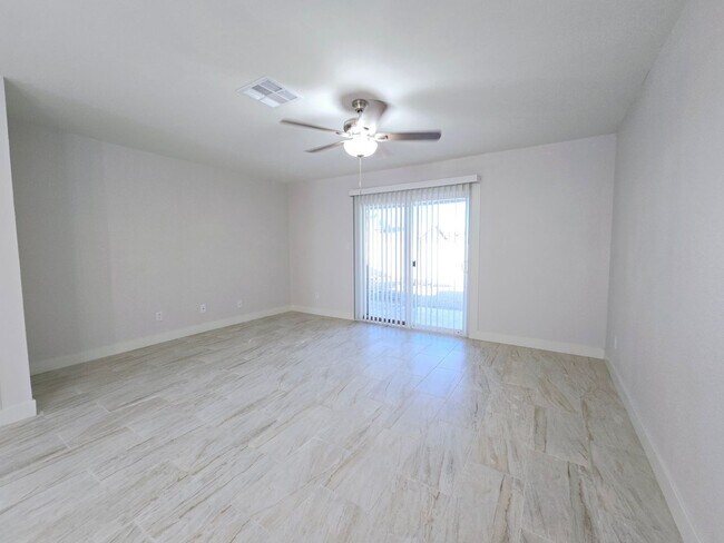 Foto del edificio - BEAUTIFULLY RENOVATED TOWNHOME! 3BD/2B SIN...