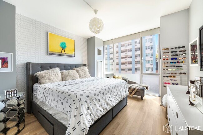 Building Photo - TRANQUIL AND SUN-DRENCHED MODERN 2 BED!