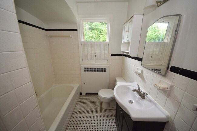 Building Photo - 2 Bedroom (could be a 3 bedroom, 1 Bathroo...