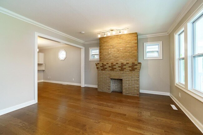 Building Photo - 766 Kelton Ave