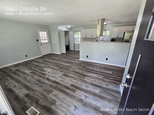 Foto del edificio - 5641 Carson Dr