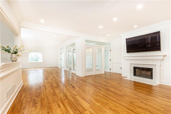 Building Photo - 3685 Peachtree Rd NE
