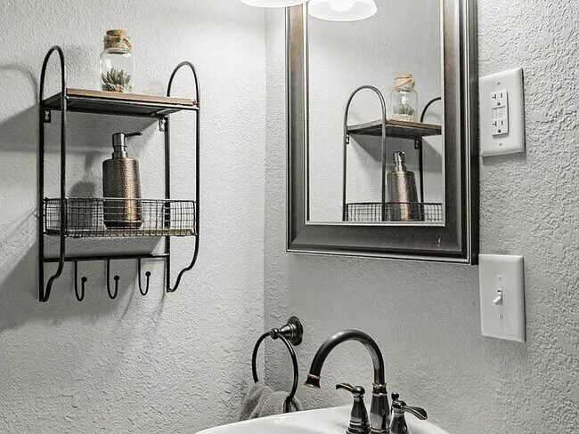 Foto del edificio - 1541 Charles Ave