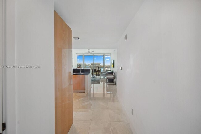 Foto del edificio - 6799 Collins Ave