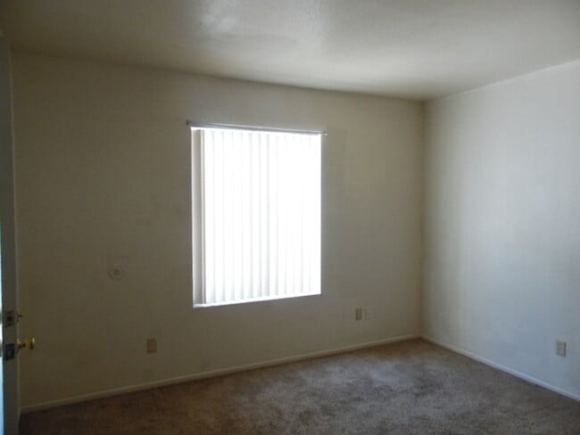 Building Photo - Cozy ground floor 1 bedroom