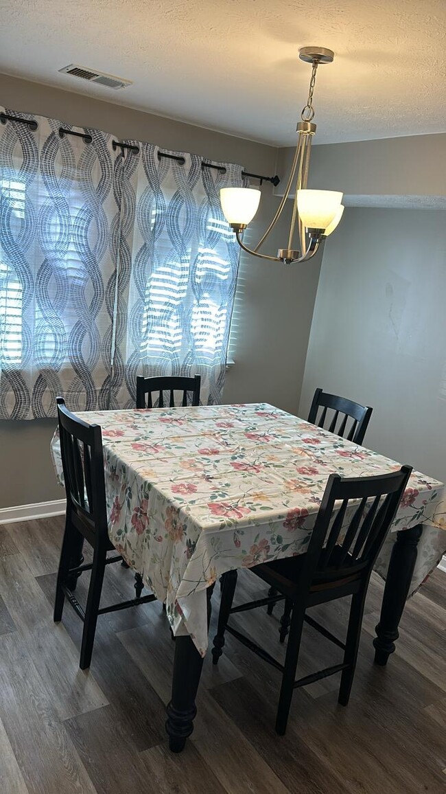 Foto del edificio - 204 Sherwood Green Ct