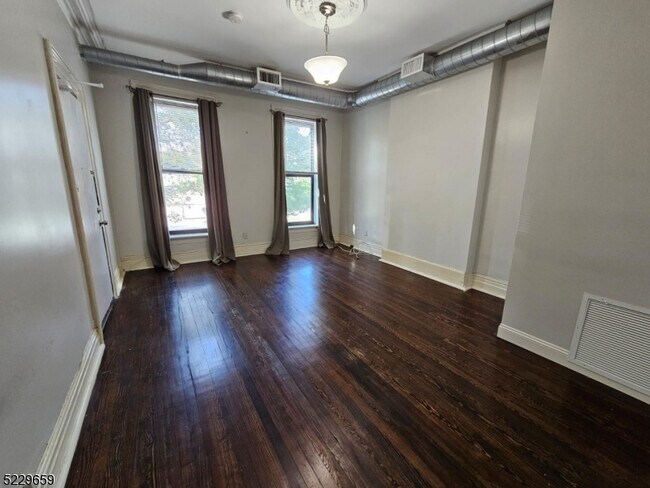 Foto del edificio - 302 Princeton Ave