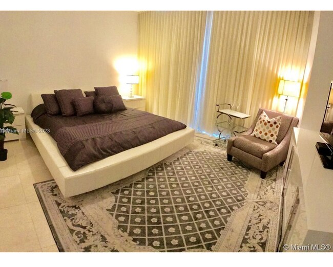 Building Photo - 15901 Collins Ave