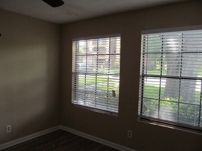 Building Photo - 390 Lake Placid Ct