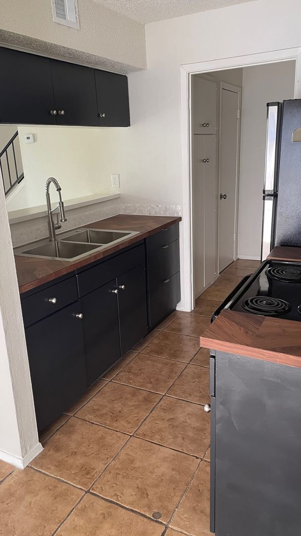 Building Photo - 2 Bed/ 1 Bath With Easy Access to 183/290 ...