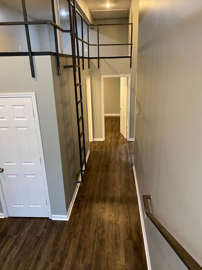 Building Photo - 108 W 6th St