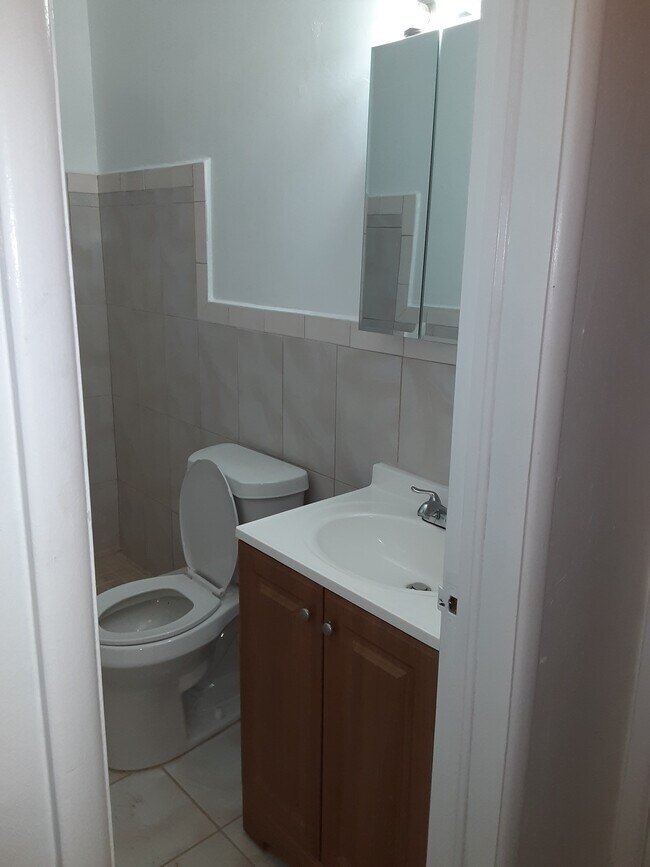 Baño #1 - 1900 Plunkett St