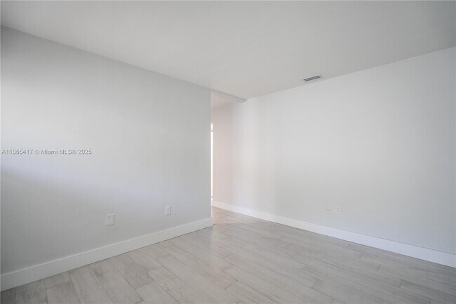 Foto del edificio - 465 NE 59th St