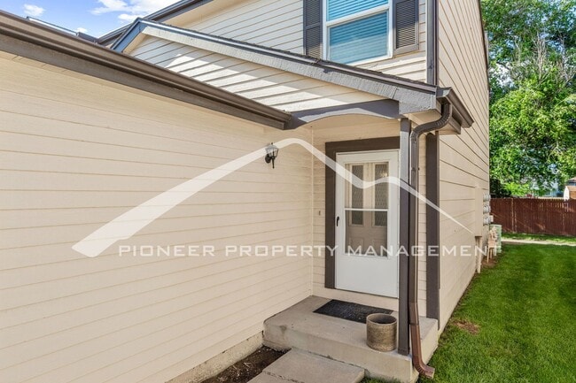 Foto del edificio - Renovated 3-Level 2BR Townhouse w/ Garage ...