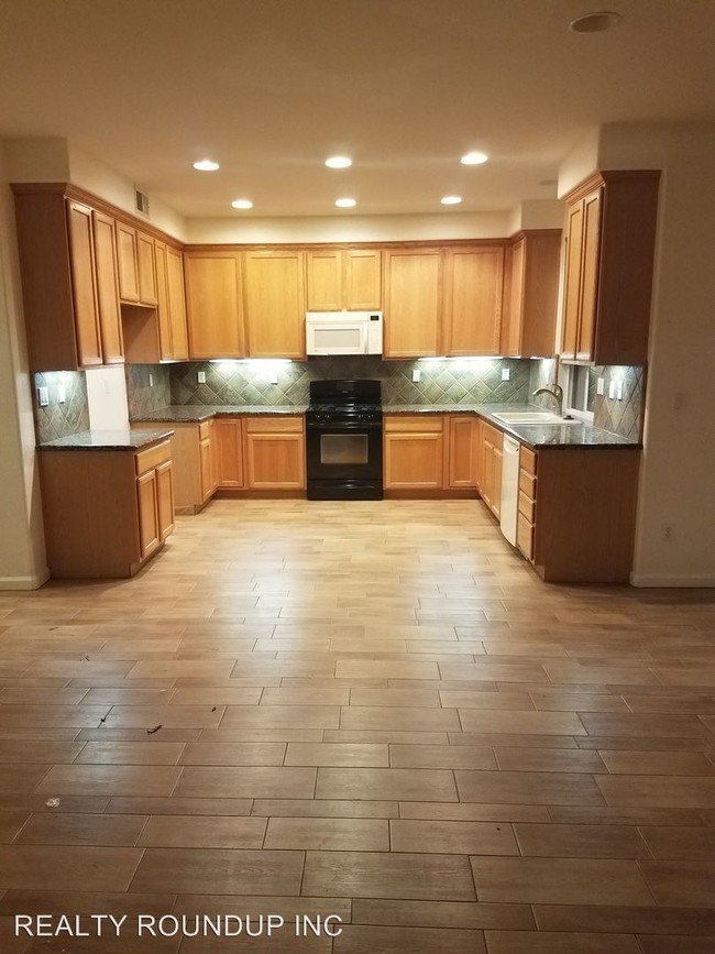Building Photo - 9749 Summer Glen Way