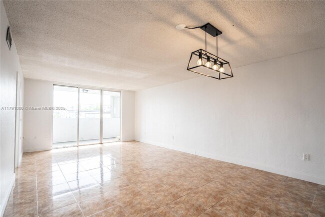 Foto del edificio - 7850 Byron Ave