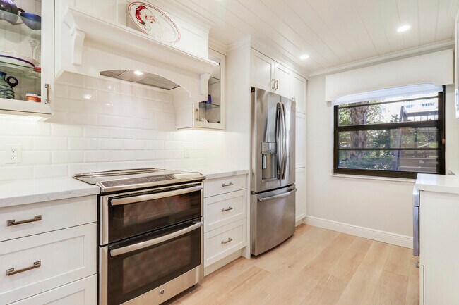 Building Photo - 275 S Beach Rd