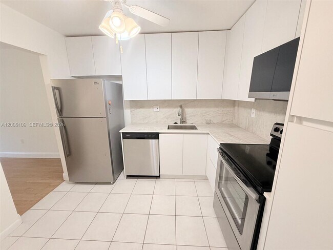 Building Photo - 1400 St Charles Pl