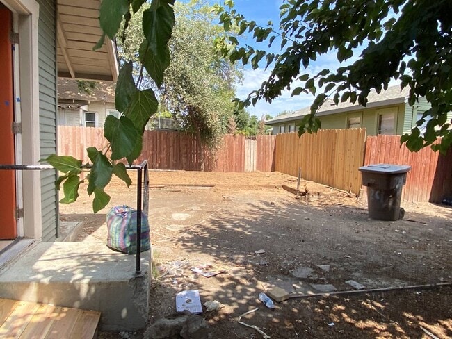 Building Photo - 319 E San Joaquin Ave