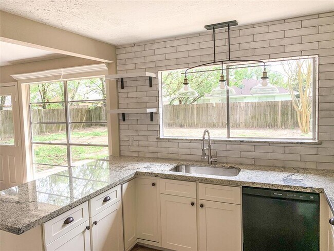 Foto del edificio - 6838 Blue Ridge Dr