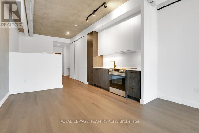 Building Photo - 10 James St