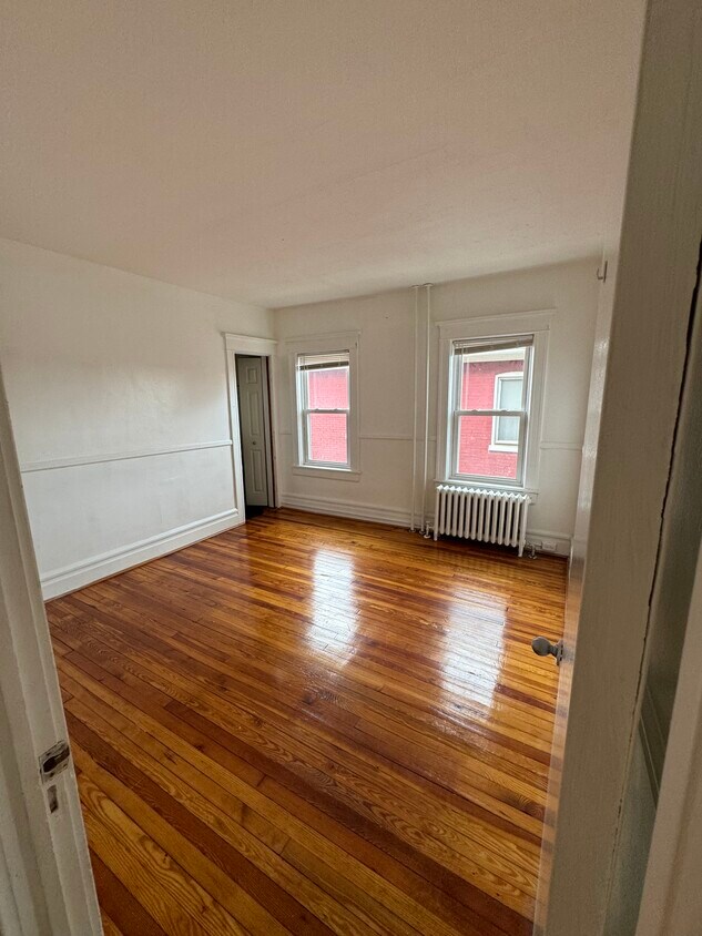 Primary Photo - Charming 2 Bed/1 Bath Home: Ideal location...