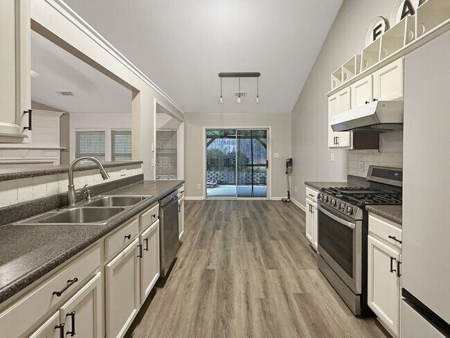 Building Photo - 2607 Woodford Ln NE