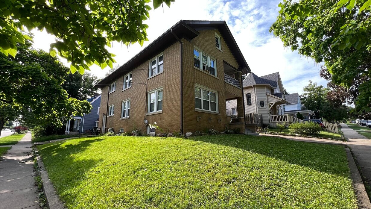 170 S Porter St Unit 2, Elgin, IL 60120 Room for Rent in Elgin, IL