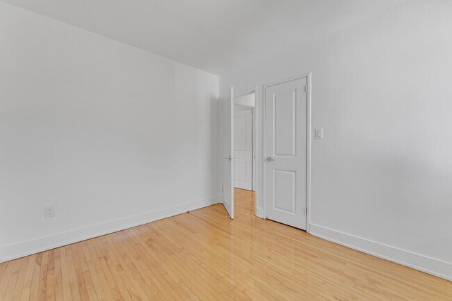 Building Photo - 389-401 Yonge Street