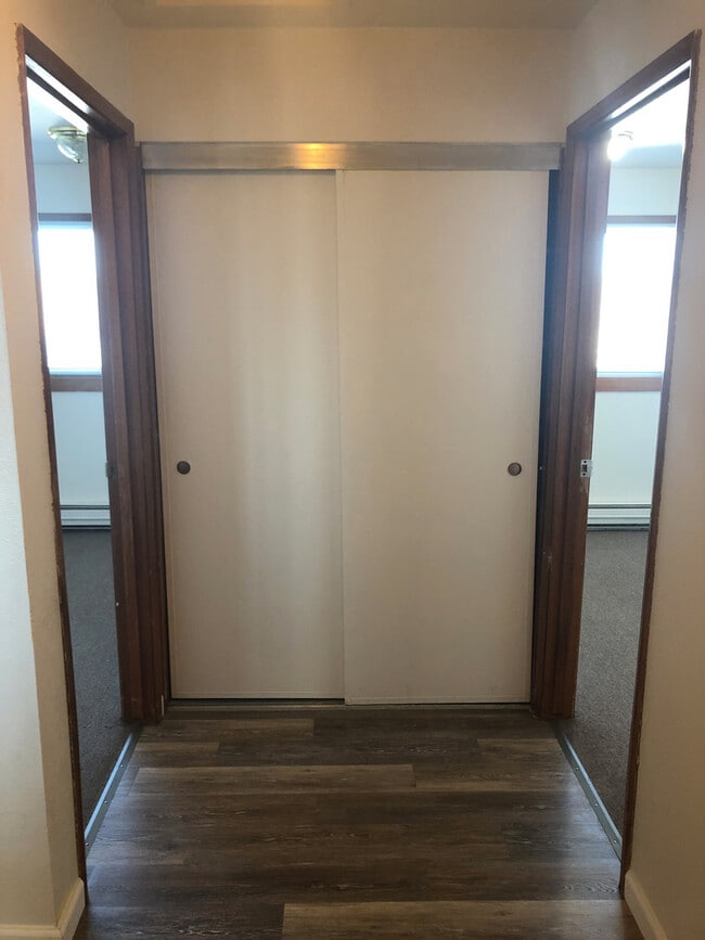 Building Photo - 3 Bedromm, 2 Bathroom Duplex!