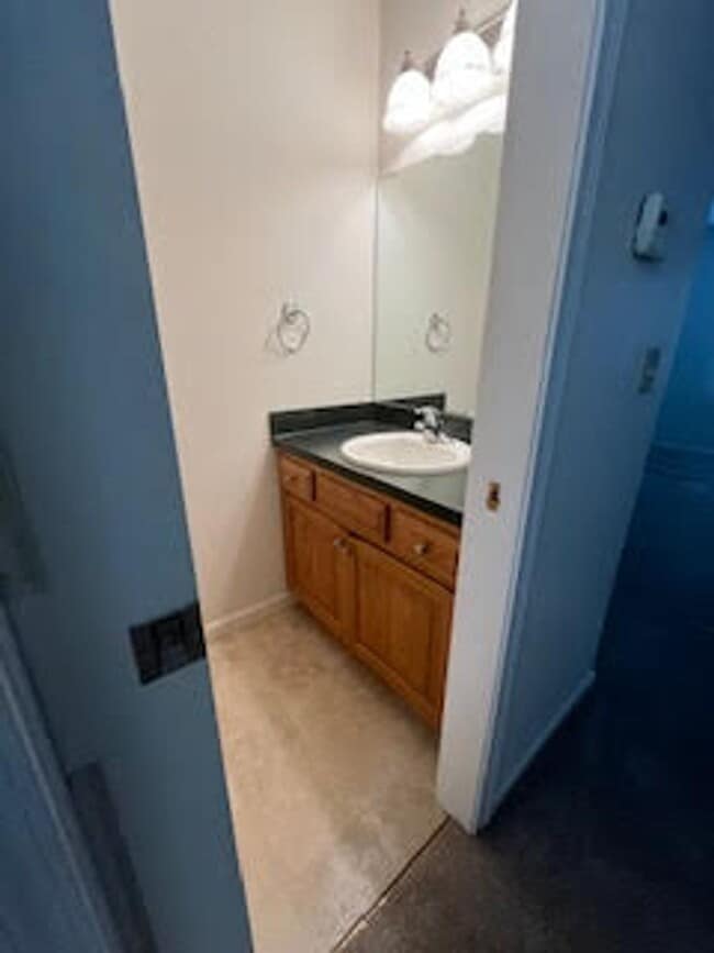 Building Photo - 487 Sparrow Way