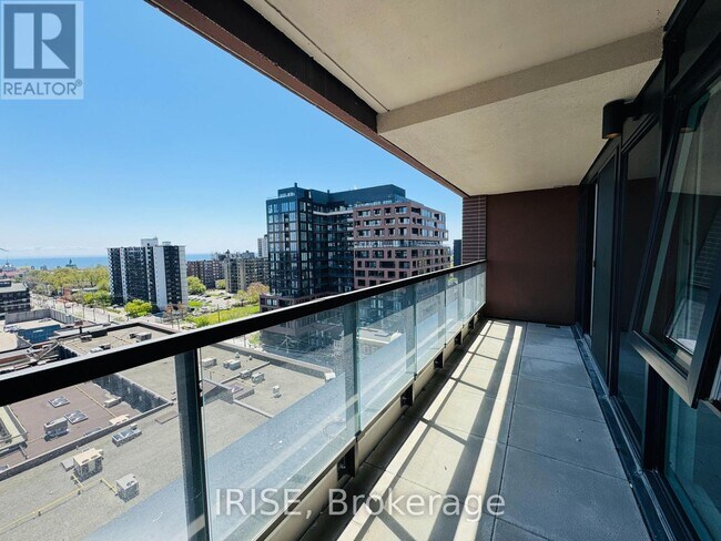 Building Photo - 285-285 Dufferin St
