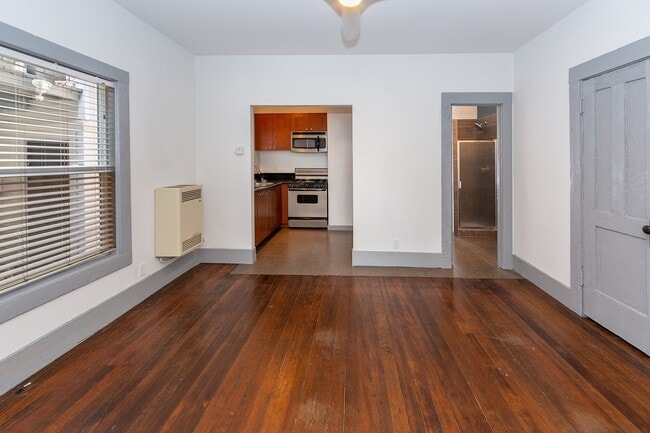Building Photo - Beautiful 1b Apartment Located in Downtown...
