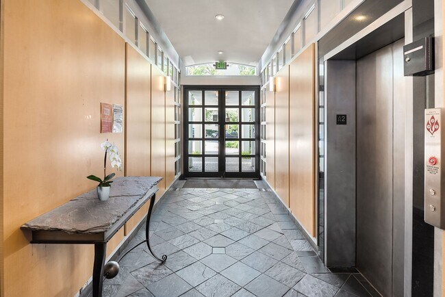 Building Photo - Mid Century Modern 1b/b1 in Talisman!