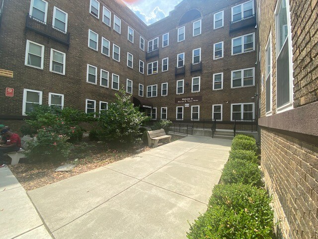 Primary Photo - 1300 Lindley Ave