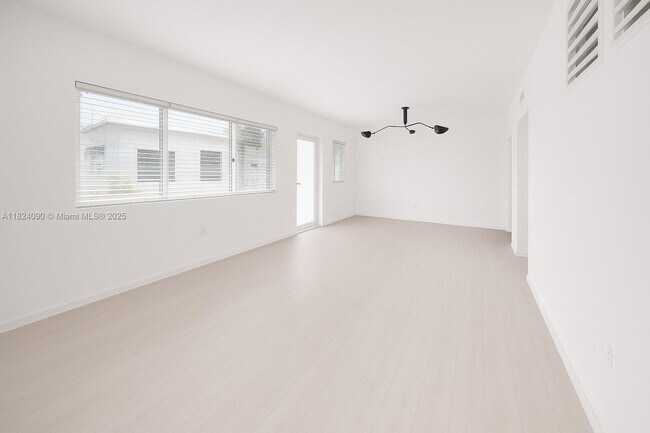 Building Photo - 1110 Venetian Way