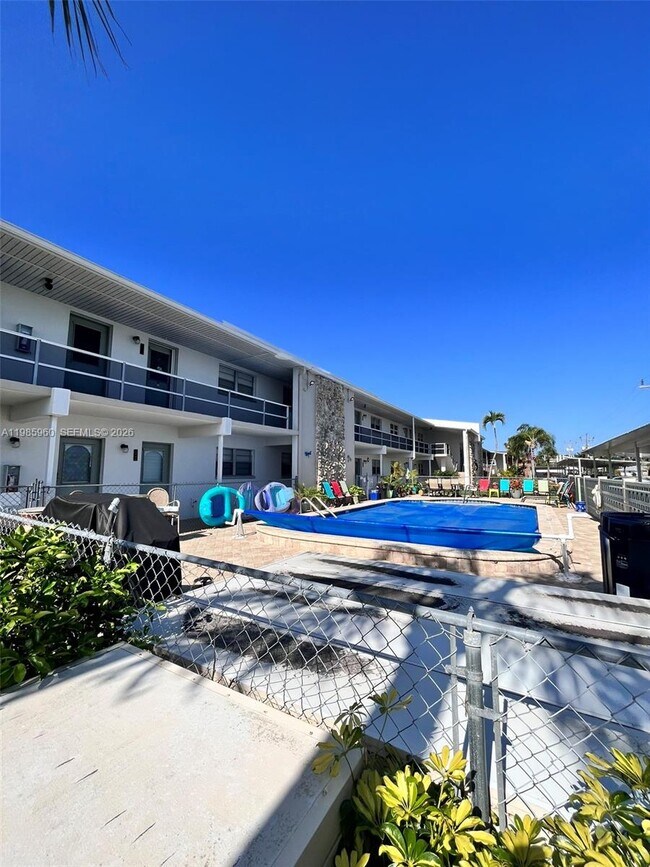 Foto del edificio - 708 Victoria Dr