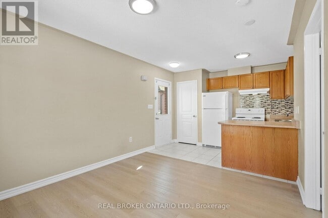 Building Photo - 496 White's Hill Ave