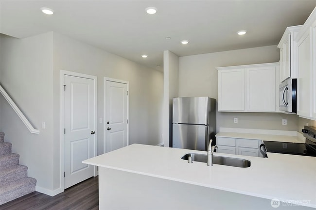 Building Photo - Spacious 4-Bedroom, 3-Bath Home in Tacoma