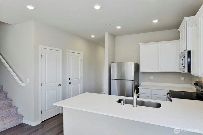 Foto del edificio - Spacious 4-Bedroom, 3-Bath Home in Tacoma