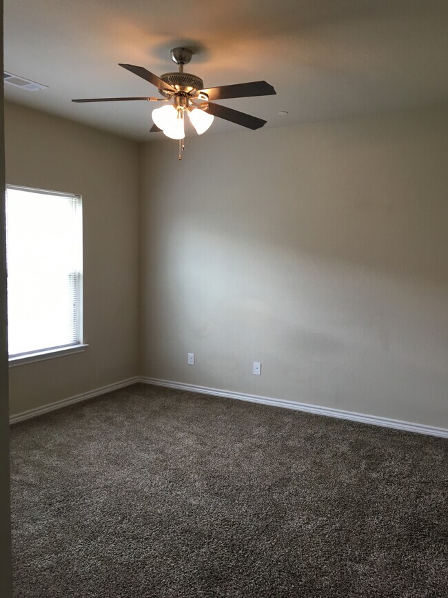 Master bedroom - 128 E Maple Ridge Ct