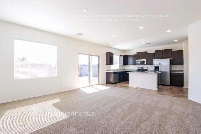 Building Photo - 1323 E Palomino Way