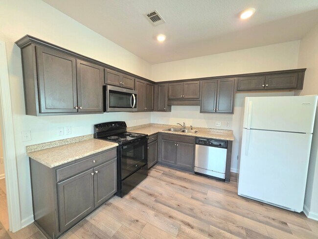 Foto del edificio - Spacious 2-Bedroom Duplex