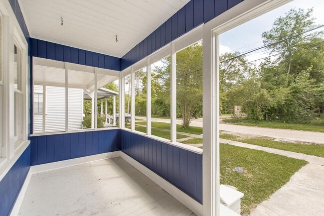 Building Photo - Downtown Home- Available Now