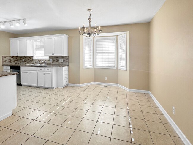 Foto del edificio - Spacious 3 Bed/3 Bath Midtown Home with Oversized Garage, Large Deck, and Storage Shed