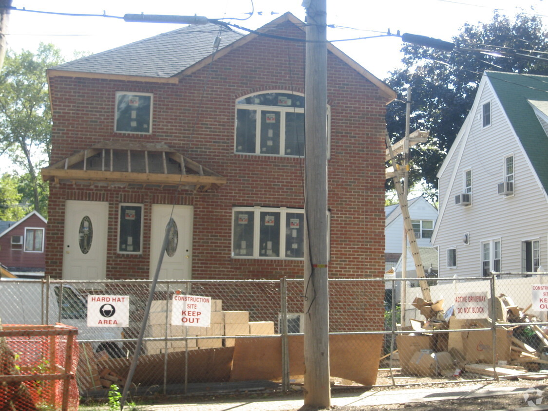 Building Photo - 188-194 Greeley Ave
