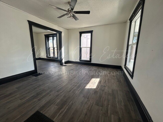 Building Photo - 435 N Apple Ave