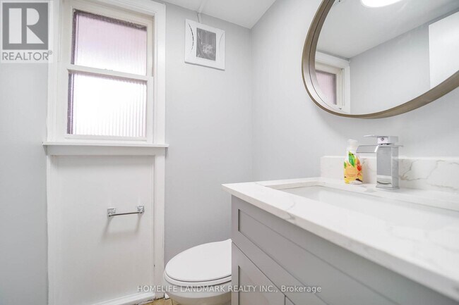 Photo du bâtiment - 6452 Finch Ave W