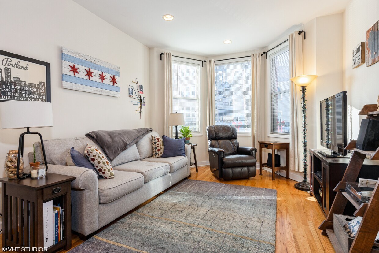 Primary Photo - 3121 N Hoyne Ave