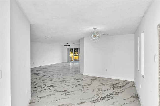 Building Photo - 9847 Fairway Cove Ln